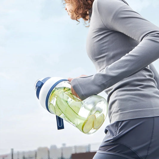 PowerBlend Pro: Cordless Mini Juicer with 1600ml Capacity – Squeeze Freshness Anywhere!"